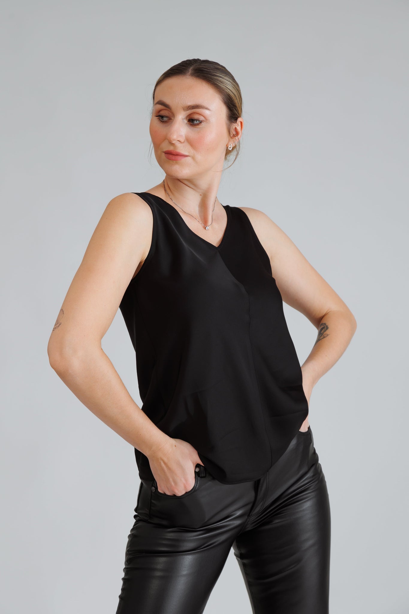 NIXIE TOP IN BLACKOUT - interlue